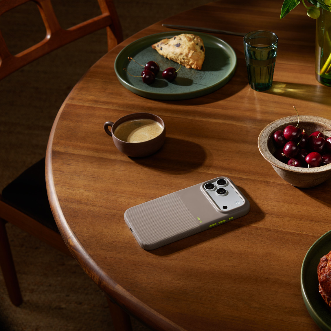 ốp beats iPhone 17 Pro Max Xám